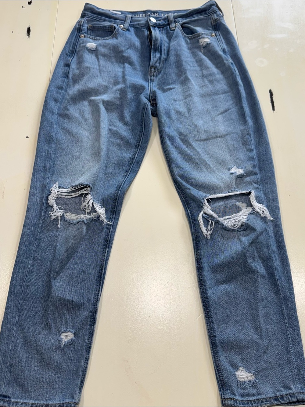 American Eagle High-Waisted Mom Jean Distressed (Size 4 Short)
